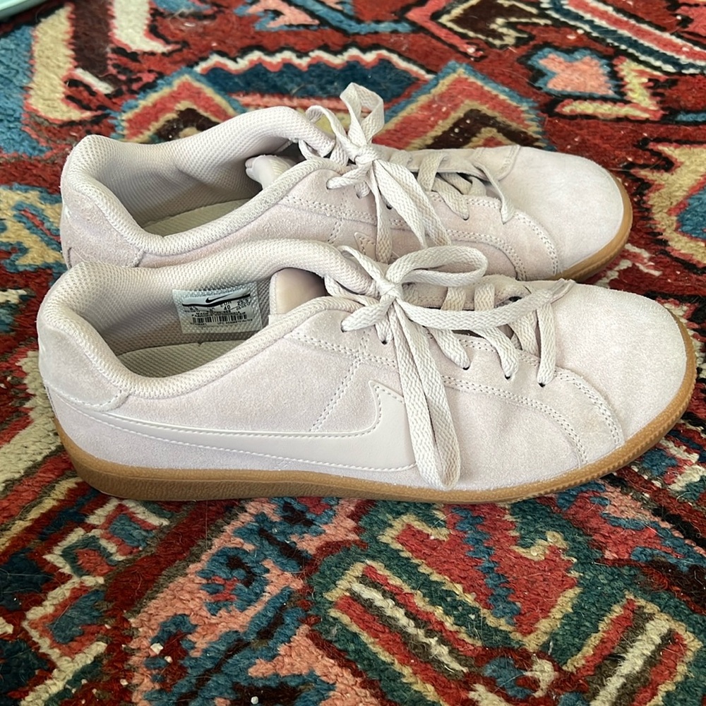 Women’s Nike light pink shoes size 8.5!
